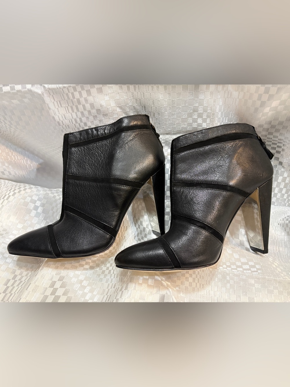 French Connection Black Pointed Toe Ankle Booties with Inner Metallic Heel.
NEW!